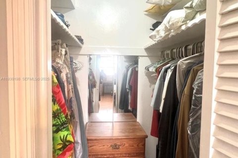 Condo in Hallandale Beach, Florida, 1 bedroom  № 1989019 - photo 16