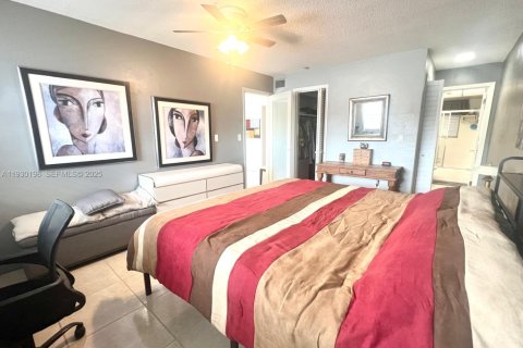 Condo in Hallandale Beach, Florida, 1 bedroom  № 1989019 - photo 13