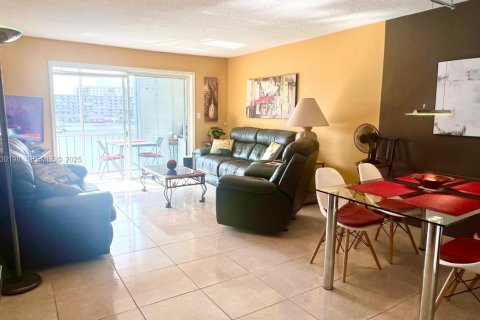 Condo in Hallandale Beach, Florida, 1 bedroom  № 1989019 - photo 9