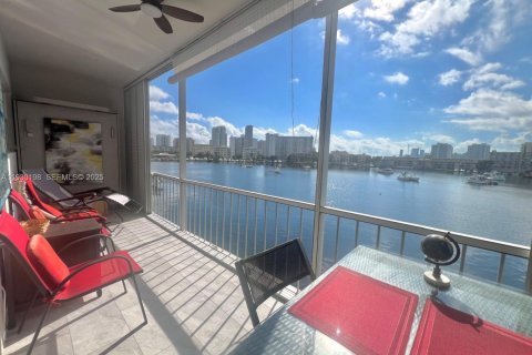 Condo in Hallandale Beach, Florida, 1 bedroom  № 1989019 - photo 1