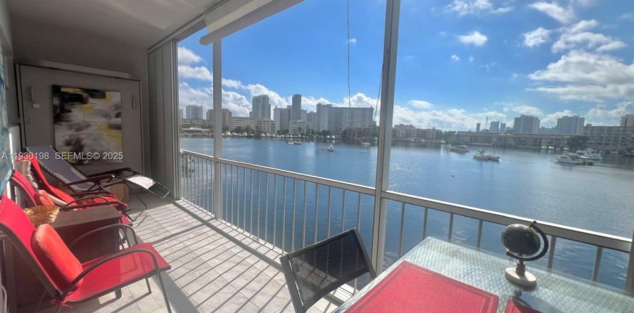 Condo in Hallandale Beach, Florida, 1 bedroom  № 1989019