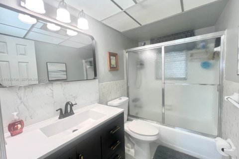 Condo in Hallandale Beach, Florida, 1 bedroom  № 1989019 - photo 17
