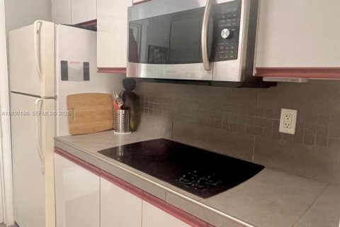 Condo in Hallandale Beach, Florida, 1 bedroom  № 1989019 - photo 6