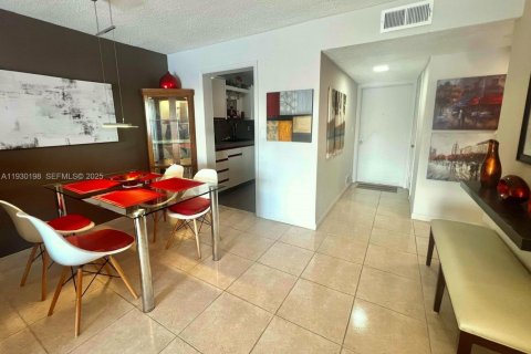 Condo in Hallandale Beach, Florida, 1 bedroom  № 1989019 - photo 10