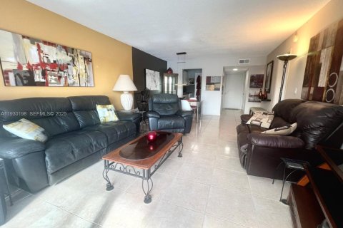 Condo in Hallandale Beach, Florida, 1 bedroom  № 1989019 - photo 7