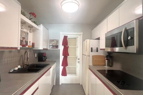 Condo in Hallandale Beach, Florida, 1 bedroom  № 1989019 - photo 4