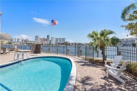 Condo in Hallandale Beach, Florida, 1 bedroom  № 1989019 - photo 3