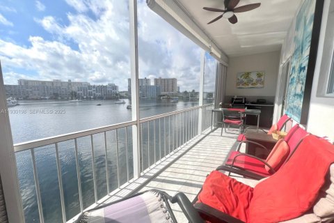Condo in Hallandale Beach, Florida, 1 bedroom  № 1989019 - photo 19