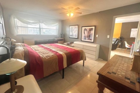 Condo in Hallandale Beach, Florida, 1 bedroom  № 1989019 - photo 14