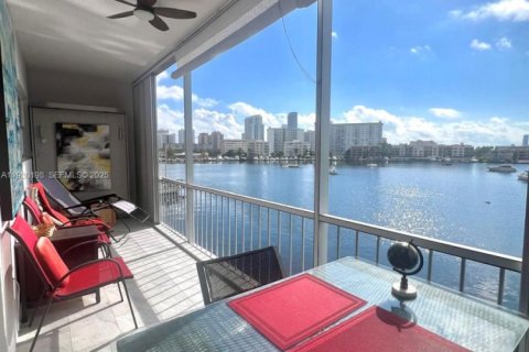 Condo in Hallandale Beach, Florida, 1 bedroom  № 1989019 - photo 2