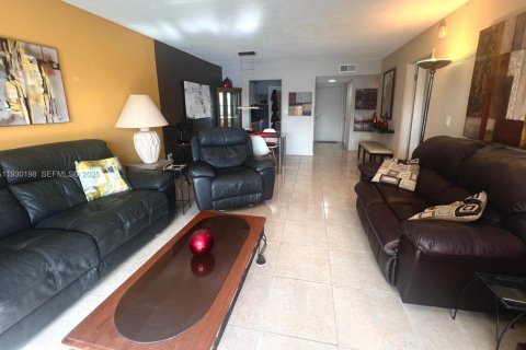 Condo in Hallandale Beach, Florida, 1 bedroom  № 1989019 - photo 8