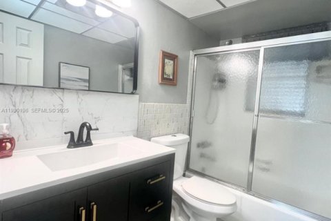 Condo in Hallandale Beach, Florida, 1 bedroom  № 1989019 - photo 18