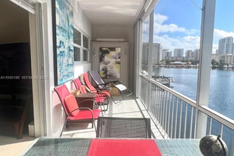 Condo in Hallandale Beach, Florida, 1 bedroom  № 1989019 - photo 20