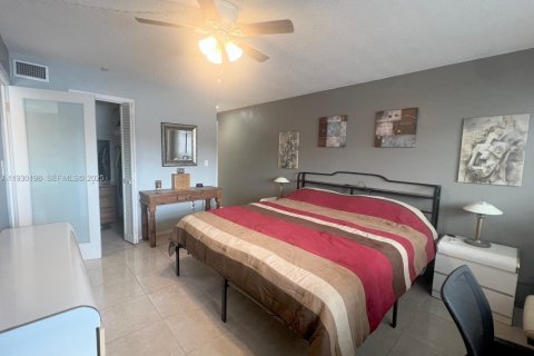 Condo in Hallandale Beach, Florida, 1 bedroom  № 1989019 - photo 12