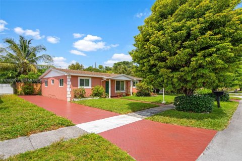 Купить виллу или дом в Майами-Гарденс, Флорида 3 спальни, 151.62м2, № 2067580 - фото 5