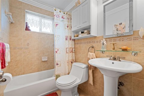 Купить виллу или дом в Майами-Гарденс, Флорида 3 спальни, 151.62м2, № 2067580 - фото 28