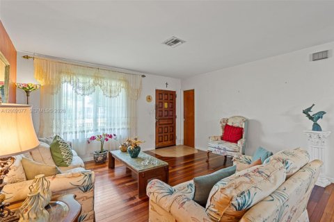 Купить виллу или дом в Майами-Гарденс, Флорида 3 спальни, 151.62м2, № 2067580 - фото 10