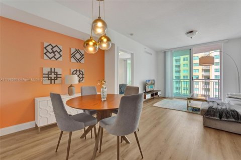 Condo in Hallandale Beach, Florida, 2 bedrooms  № 1738665 - photo 1