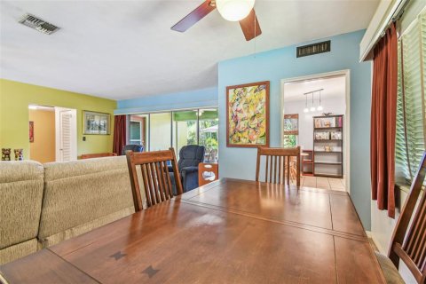 House in Saint Petersburg, Florida 2 bedrooms, 126.35 sq.m. № 1656717 - photo 11