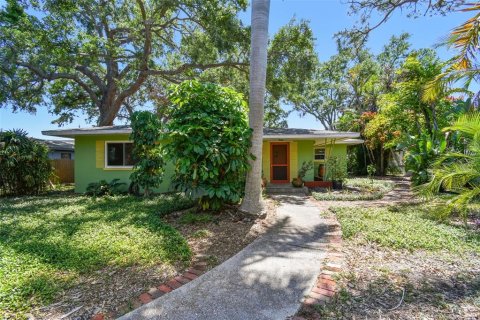 House in Saint Petersburg, Florida 2 bedrooms, 126.35 sq.m. № 1656717 - photo 1