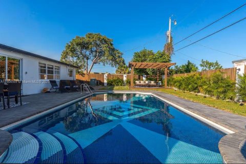 Снять в аренду виллу или дом в Палм-Бич-Гарденс, Флорида 4 спальни, 144м2, № 1955104 - фото 1