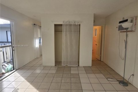 Condo in Hollywood, Florida  № 2052741 - photo 6