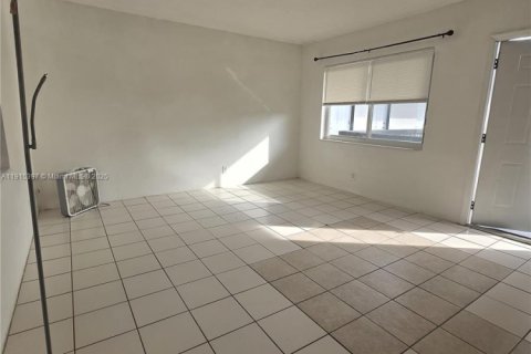 Condo in Hollywood, Florida  № 2052741 - photo 5