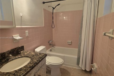 Condo in Hollywood, Florida  № 2052741 - photo 7