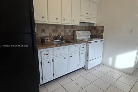 Studio in the Condo in Hollywood, Florida  № 2052741