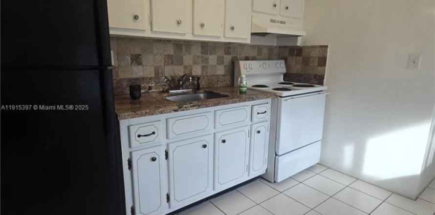 Studio in the Condo in Hollywood, Florida  № 2052741