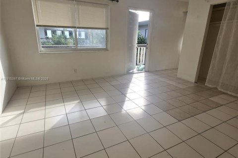 Condo in Hollywood, Florida  № 2052741 - photo 4