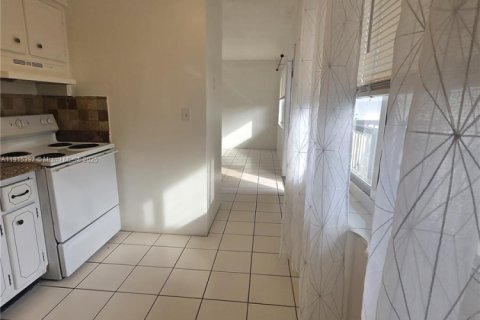 Condo in Hollywood, Florida  № 2052741 - photo 3