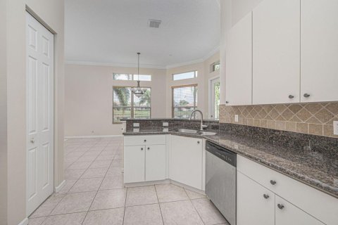 House in Port St. Lucie, Florida 4 bedrooms, 231.05 sq.m. № 2245641 - photo 4