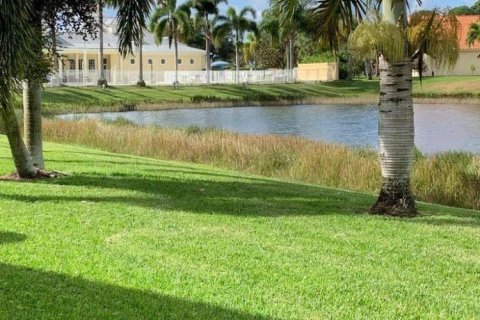 House in Port St. Lucie, Florida 4 bedrooms, 231.05 sq.m. № 2245641 - photo 8