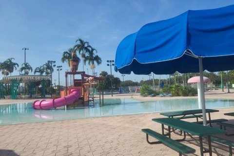 Adosado en venta en Pembroke Pines, Florida, 3 dormitorios, 155.33 m2 № 1992078 - foto 2