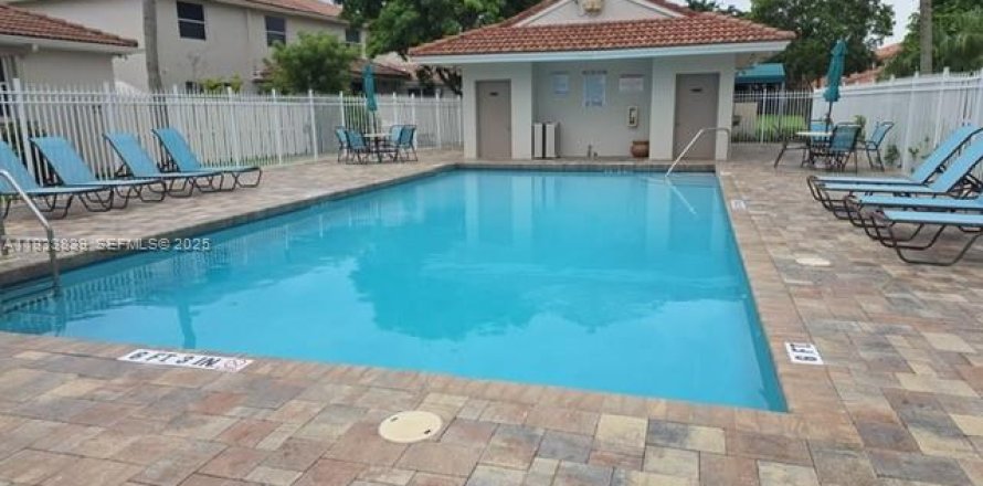 Adosado en Pembroke Pines, Florida 3 dormitorios, 155.33 m2 № 1992078