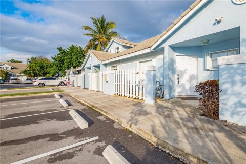 Townhouse in Deerfield Beach, Florida 3 bedrooms, 135.82 sq.m. № 1763062 - photo 25