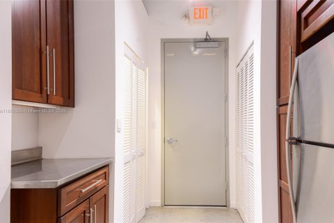 Condominio en alquiler en Miami, Florida, 1 dormitorio, 100.43 m2 № 1923386 - foto 4