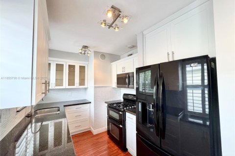 Condo in Miami Shores, Florida, 2 bedrooms  № 1880088 - photo 5