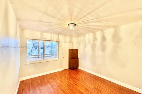 Condo in Miami Shores, Florida, 2 bedrooms  № 1880088 - photo 11