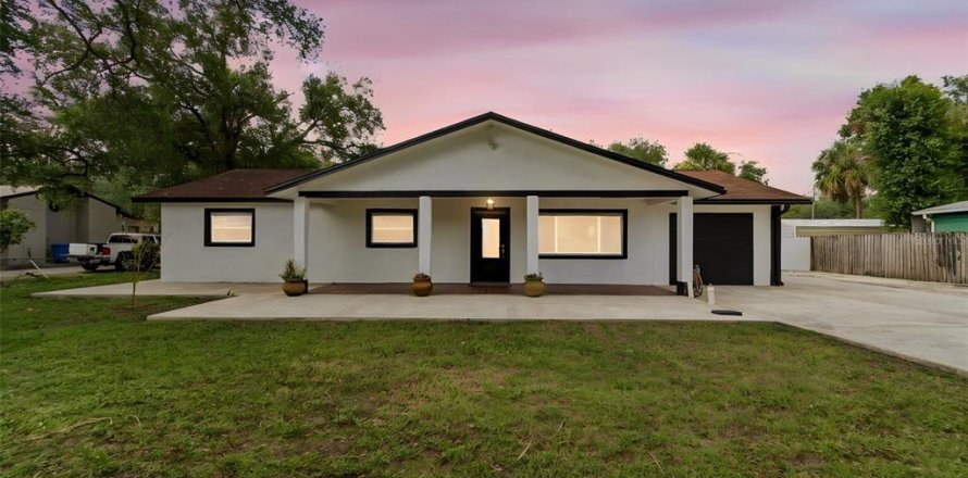 House in Tampa, Florida 3 bedrooms, 228.54 sq.m. № 2208049