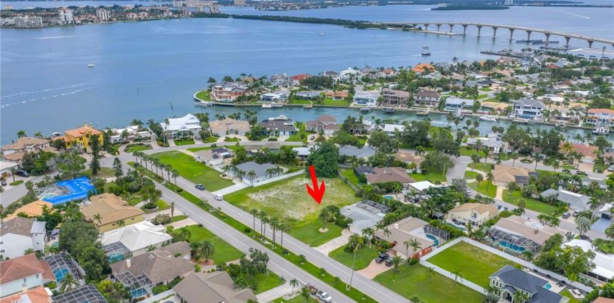 Land in Saint Petersburg, Florida № 1837145