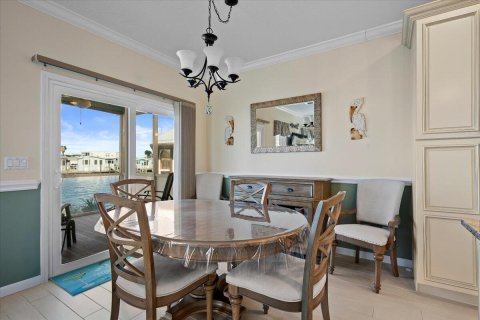 House in Jensen Beach, Florida 2 bedrooms, 98.1 sq.m. № 2250369 - photo 18