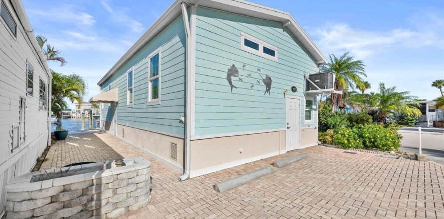 House in Jensen Beach, Florida 2 bedrooms, 98.1 sq.m. № 2250369