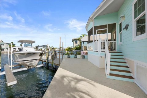 House in Jensen Beach, Florida 2 bedrooms, 98.1 sq.m. № 2250369 - photo 5