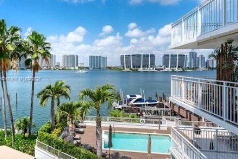 Condo in Sunny Isles Beach, Florida, 2 bedrooms  № 1470635 - photo 12