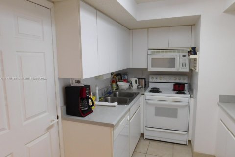 Condo in Sunny Isles Beach, Florida, 2 bedrooms  № 1470635 - photo 9