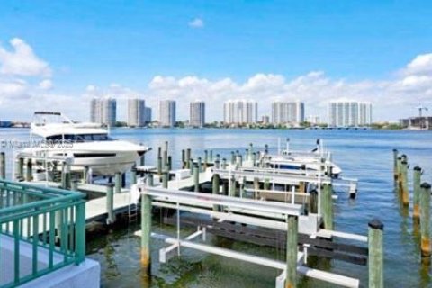 Condo in Sunny Isles Beach, Florida, 2 bedrooms  № 1470635 - photo 13