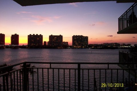 Condo in Sunny Isles Beach, Florida, 2 bedrooms  № 1470635 - photo 3