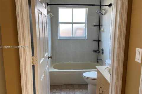 Villa ou maison à louer à Miami, Floride: 3 chambres, 147.99 m2 № 1941889 - photo 8